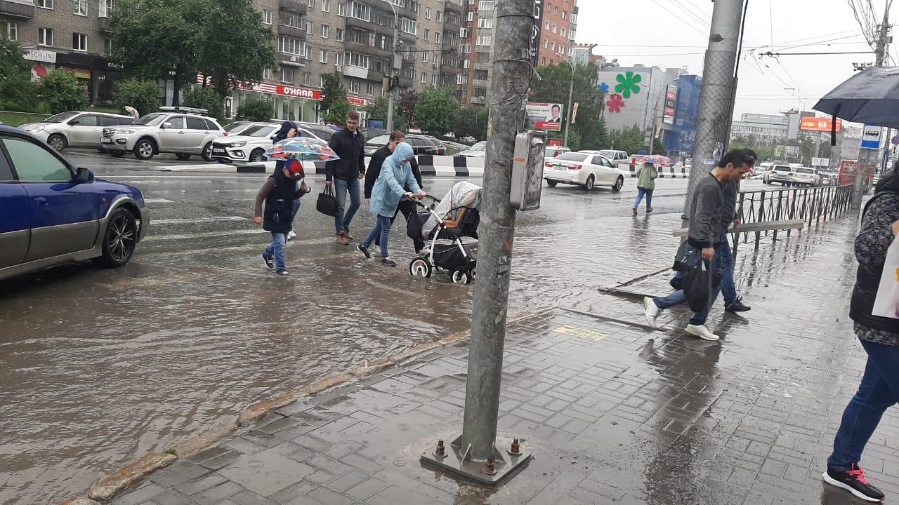 Фото «Скачем, как жабы на болоте»: двухдневный дождь устроил потоп на улицах Новосибирска 2